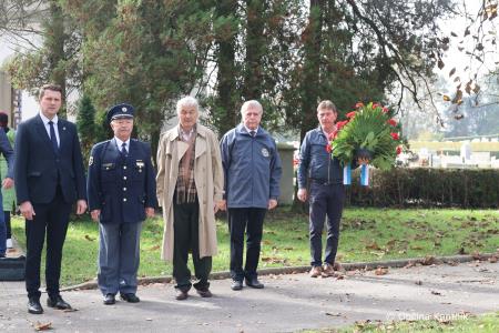 Ob 1. novembru smo se s polaganjem cvetja poklonili žrtvam vojn (2)